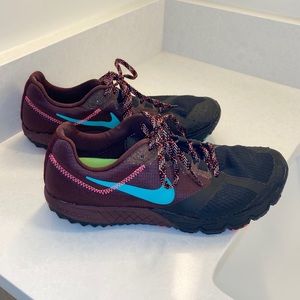 Nike sneaker Sz 8.5 Black Burgundy